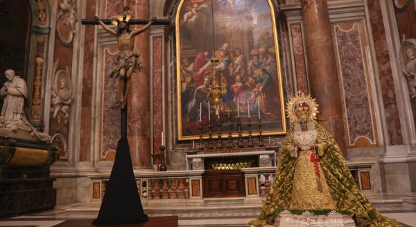 La Esperanza de Málaga ya está expuesta en el Vaticano en una de las capillas de la nave izquierda de la basílica