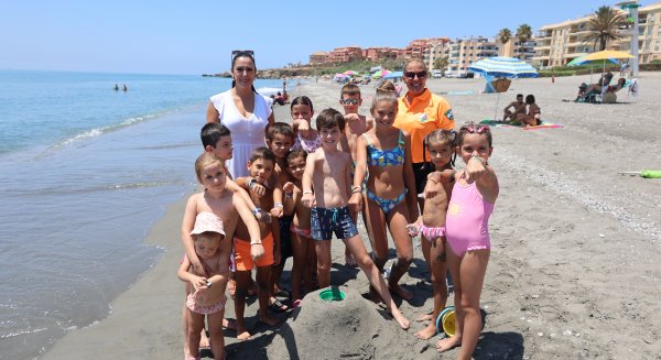 Regresan a las playas de Torrox las pulseras identificativas para los niños