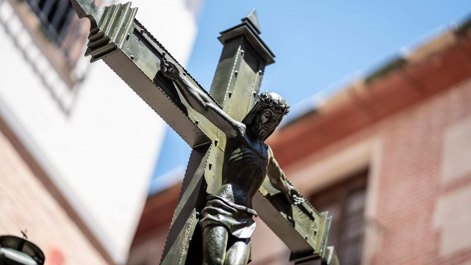 La escultura del Cristo de los Faroles vuelve a la plaza de San Juan de Dios después de ser restaurada