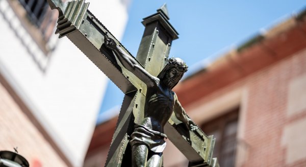 La escultura del Cristo de los Faroles vuelve a la plaza de San Juan de Dios después de ser restaurada