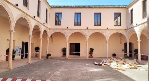 Turismo de Ronda invierte 40.000 euros en cambiar el toldo del patio del Convento de Santo Domingo 