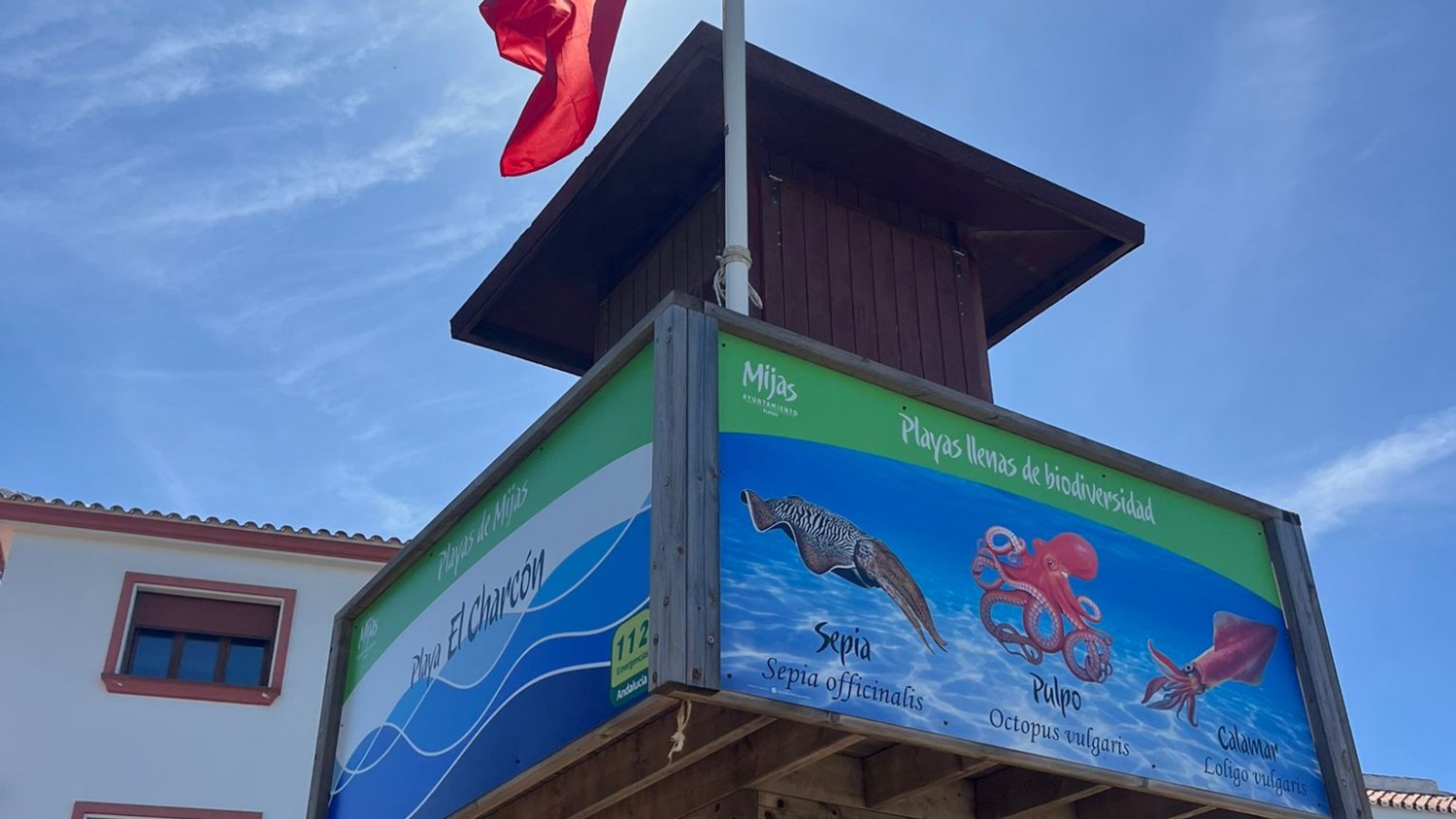 La rotura de una tubería provoca el cierre de la playa del Charcón en Mijas