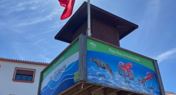 La rotura de una tubería provoca el cierre de la playa del Charcón en Mijas
