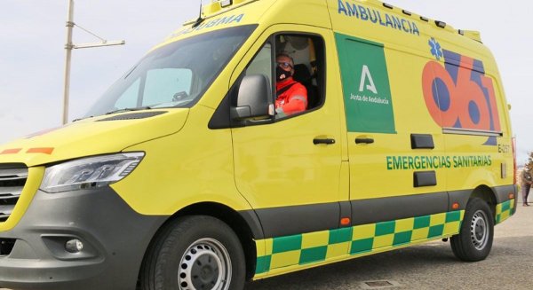 Fallece un conductor tras caer con su coche por un desnivel de cien metros en Cártama