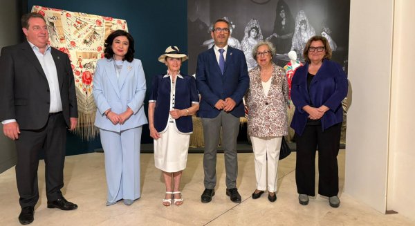 El Museo de Málaga acoge una exposición de Mantones de Manila de la colección Perraut