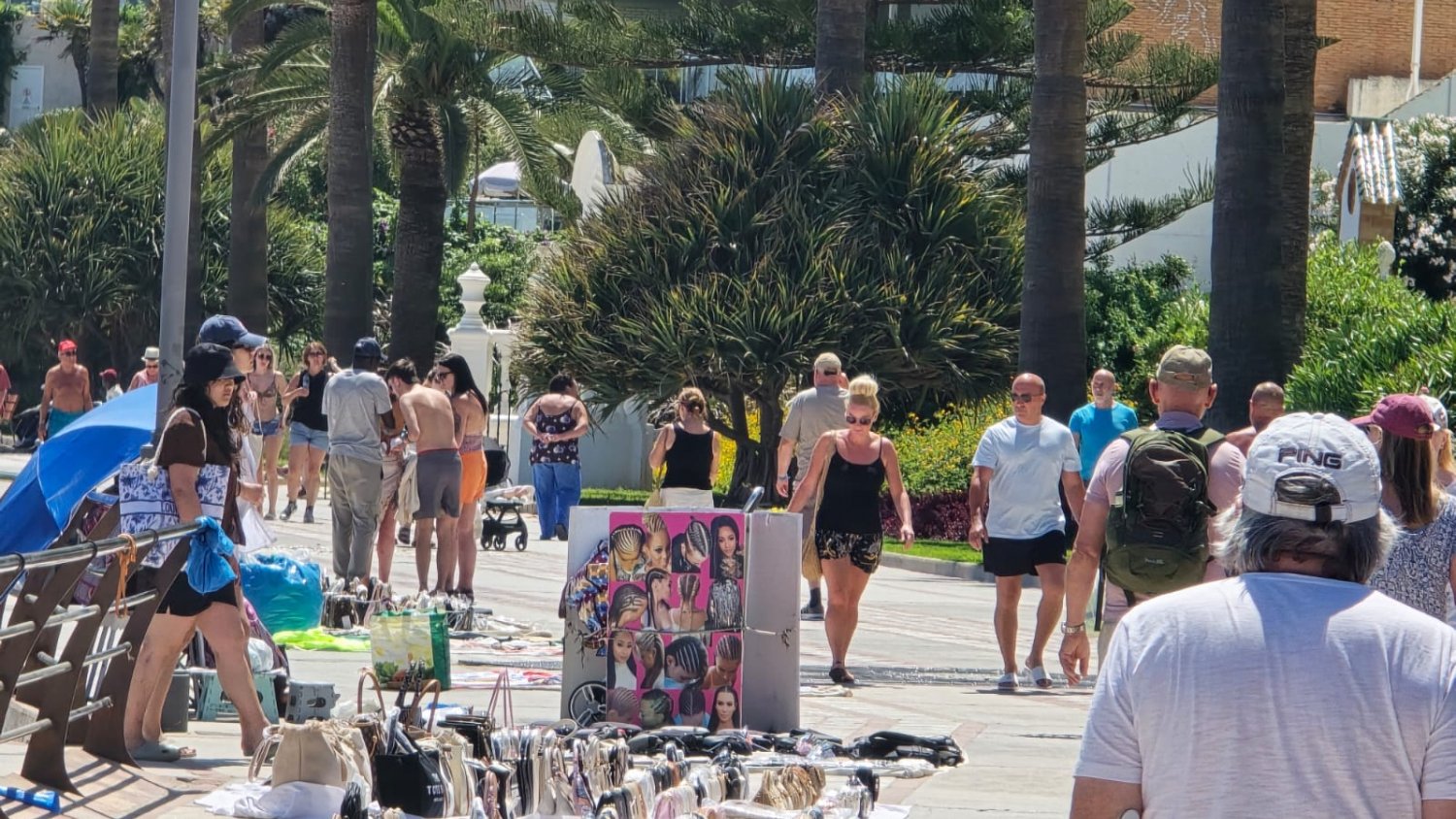 Vox denuncia la proliferación de manteros en Benalmádena y urge al PP adoptar medidas para acabar  con la venta ambulante ilegal