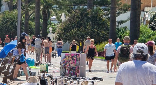 Vox denuncia la proliferación de manteros en Benalmádena y urge al PP adoptar medidas para acabar  con la venta ambulante ilegal