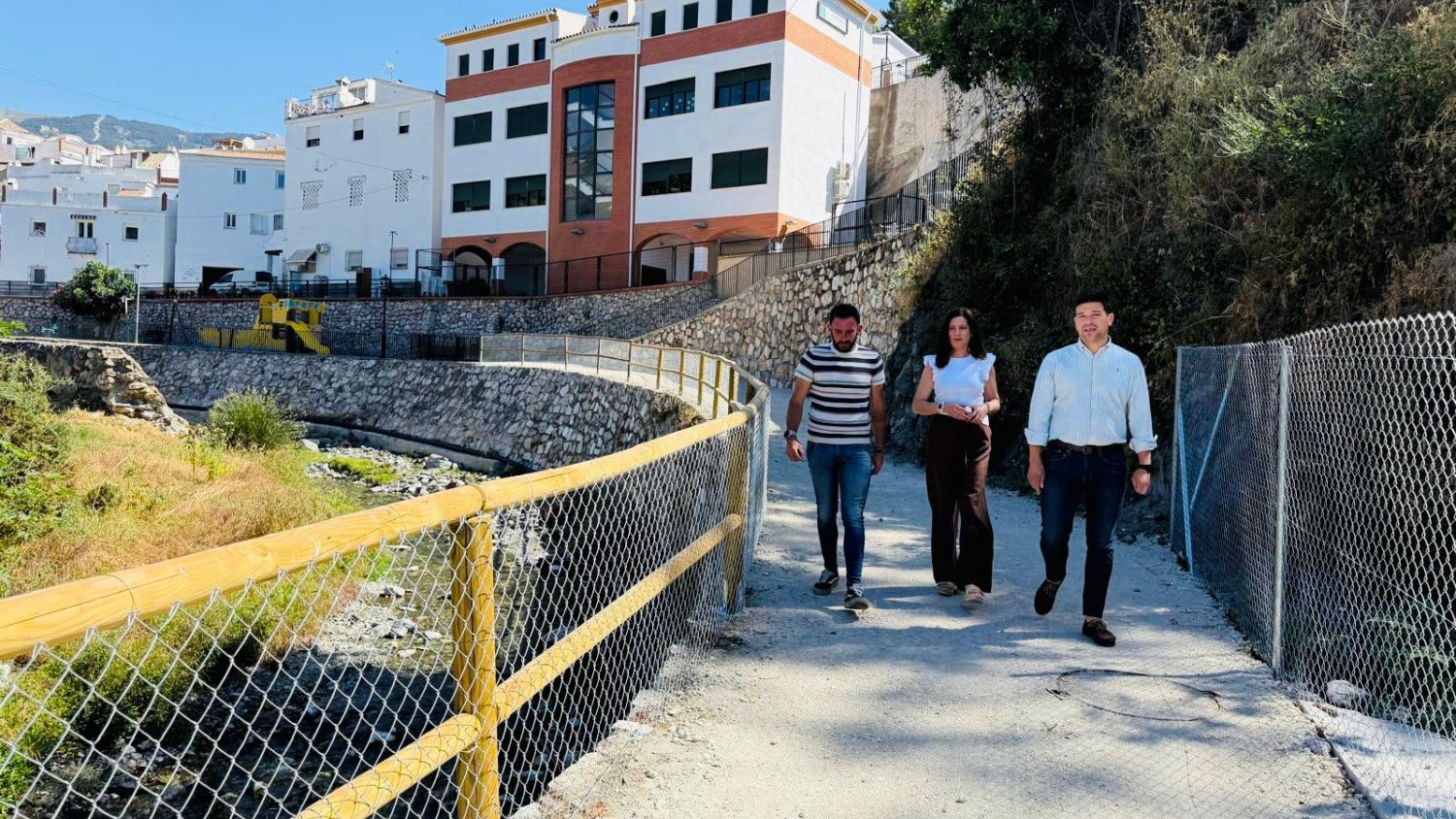 Un nuevo paseo peatonal financiado por la Diputación facilita y hace más seguro el acceso al polideportivo de Árchez