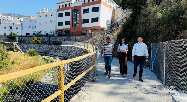 Un nuevo paseo peatonal financiado por la Diputación facilita y hace más seguro el acceso al polideportivo de Árchez