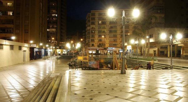 La Policía Local detiene a dos hombres por tráfico de hachís en la Plaza Adolfo Suárez
