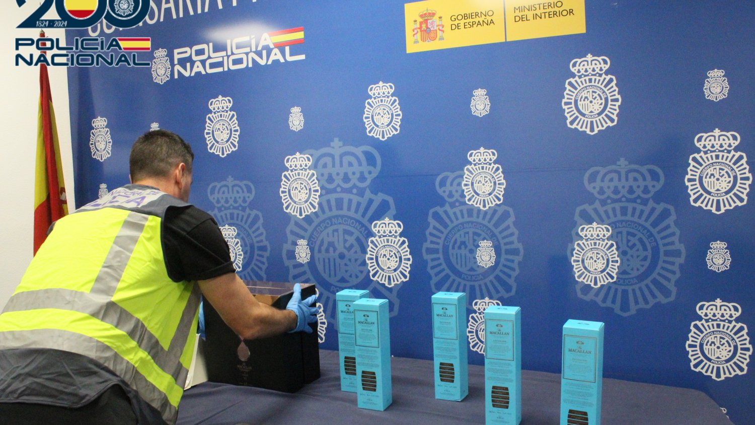 La Policía Nacional recupera botellas de whisky robadas en Málaga, una de ellas valorada en 80.000 euros