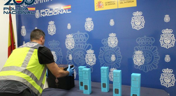 La Policía Nacional recupera botellas de whisky robadas en Málaga, una de ellas valorada en 80.000 euros