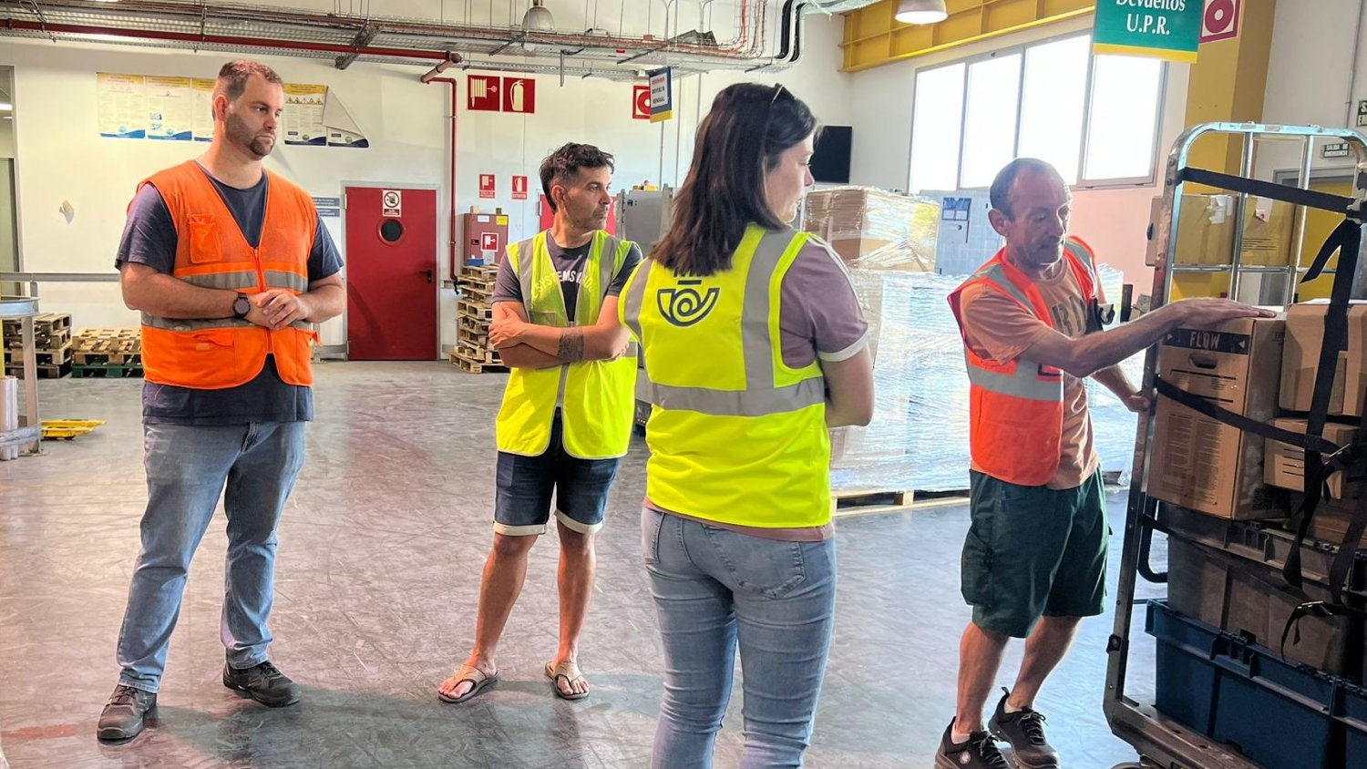 El centro logístico de Correos de Málaga recibe visitas durante la 'Semana de la Administración Abierta 2025'