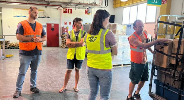El centro logístico de Correos de Málaga recibe visitas durante la 'Semana de la Administración Abierta 2025'
