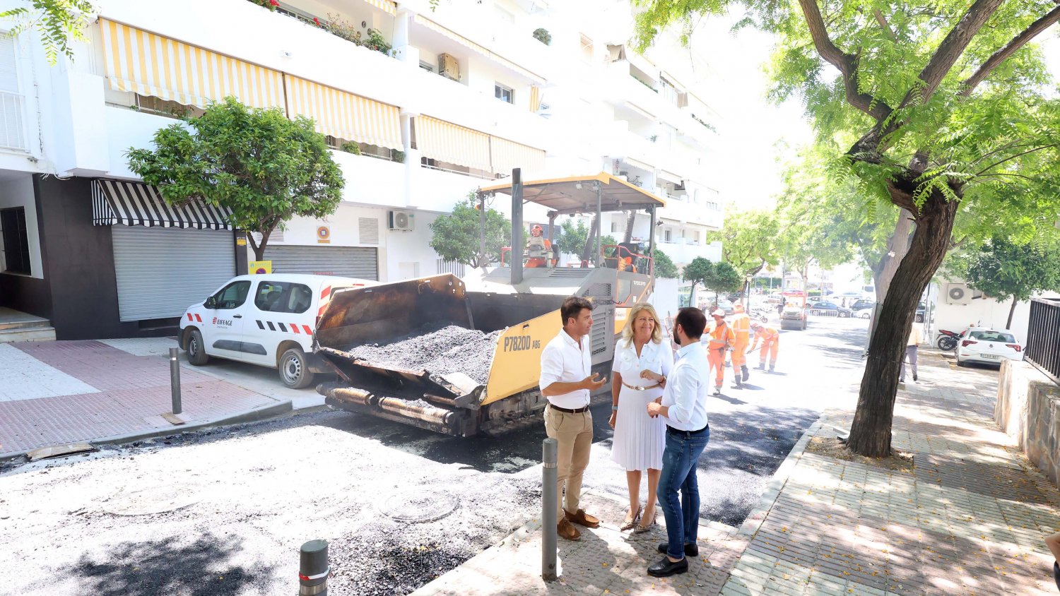 Los trabajos de asfaltado de emergencia en los distritos de Marbella Este y Oeste avanzan a buen ritmo