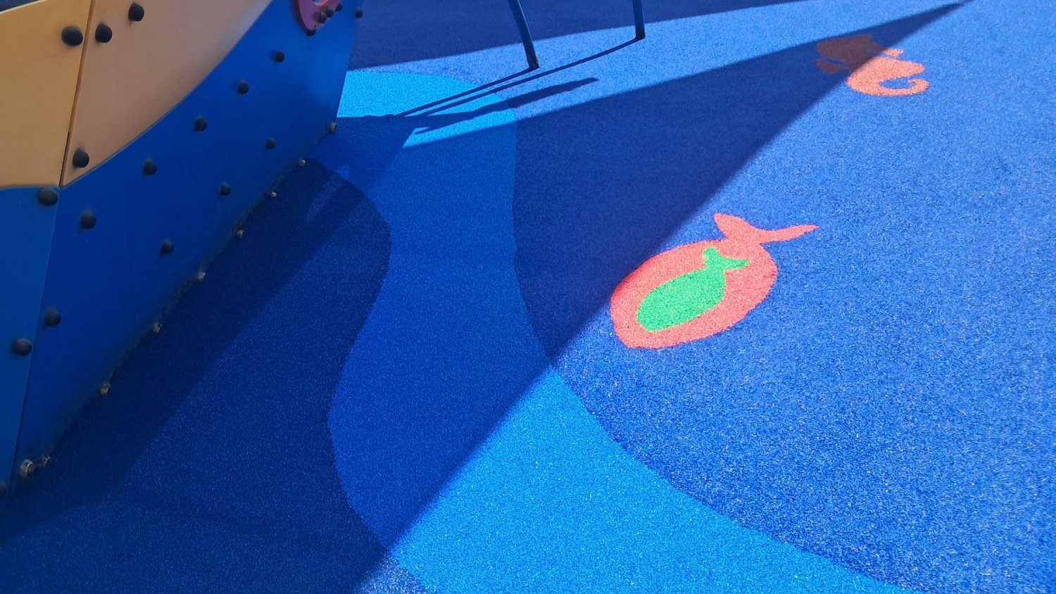 El Ayuntamiento acomete la completa renovación de la superficie del parque infantil del Paseo Marítimo de Rincón de la Victoria