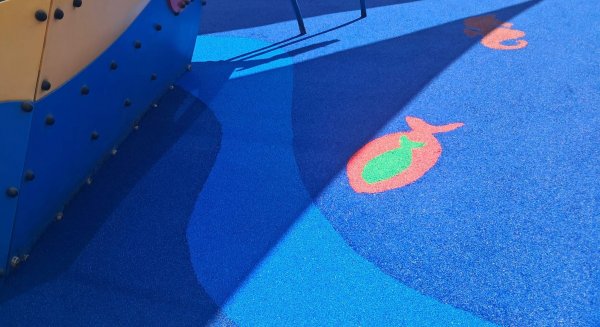 El Ayuntamiento acomete la completa renovación de la superficie del parque infantil del Paseo Marítimo de Rincón de la Victoria