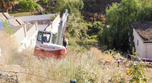 Acosol ultima la reparación de la avería de la red  en alta a su paso por Benalmádena
