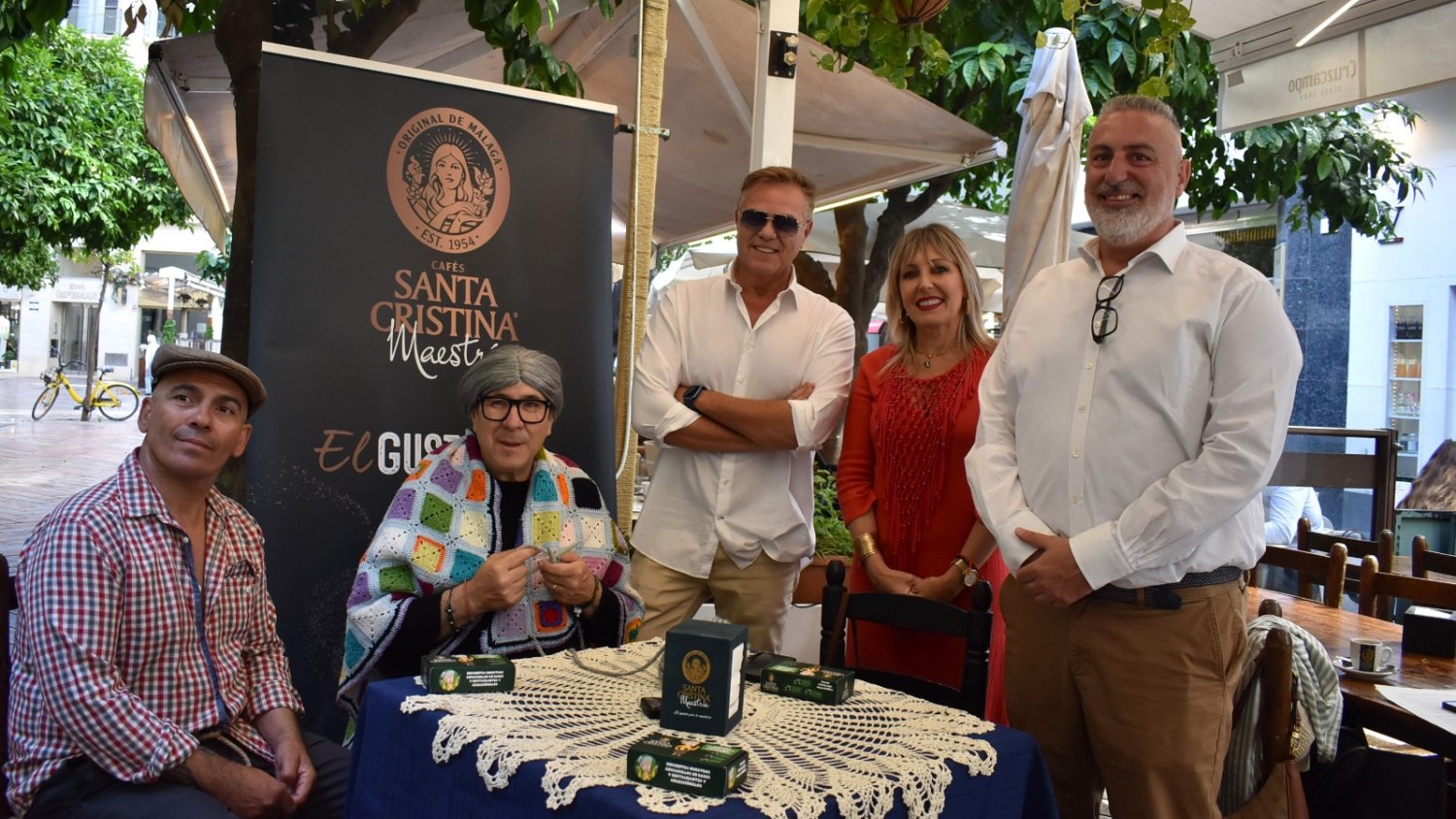 Cafés Santa Cristina pone en valor la “gracia y los dichos populares” de Málaga y los traslada a los azucarillos del café