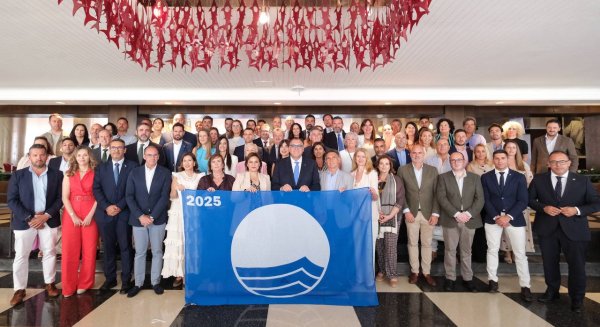 Entregadas las Banderas Azules 2025 a 45 playas malagueñas por la sostenibilidad, la calidad y la cogobernanza