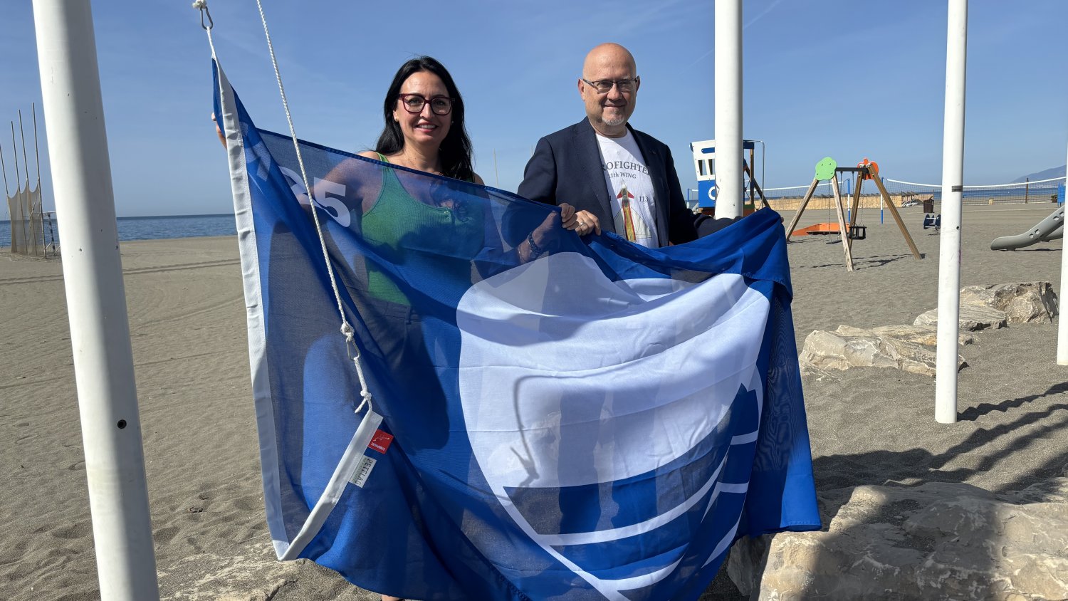 Torre del Mar, Benajarafe y La Caleta de Vélez izan la Bandera Azul 2025 en sus playas
