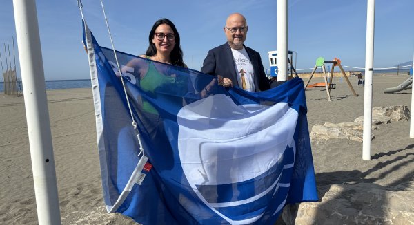 Torre del Mar, Benajarafe y La Caleta de Vélez izan la Bandera Azul 2025 en sus playas