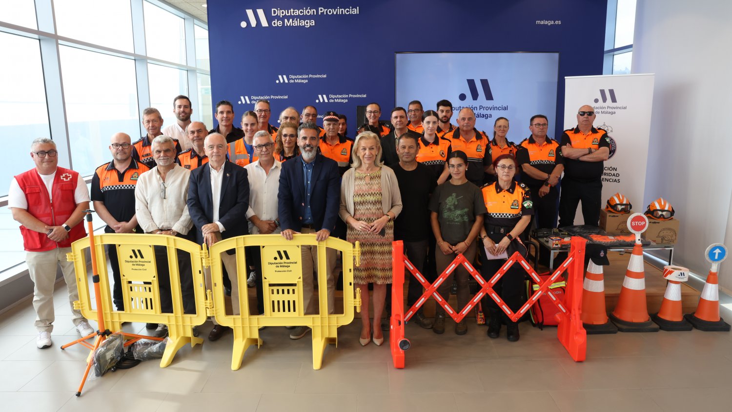 La Diputación entrega material para actuaciones de prevención y emergencia a municipios y agrupaciones de Protección Civil