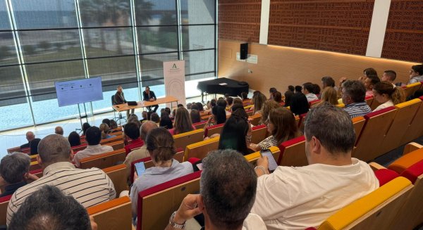 El delegado de Desarrollo Educativo se reúne en Estepona con centros y ayuntamientos de la zona