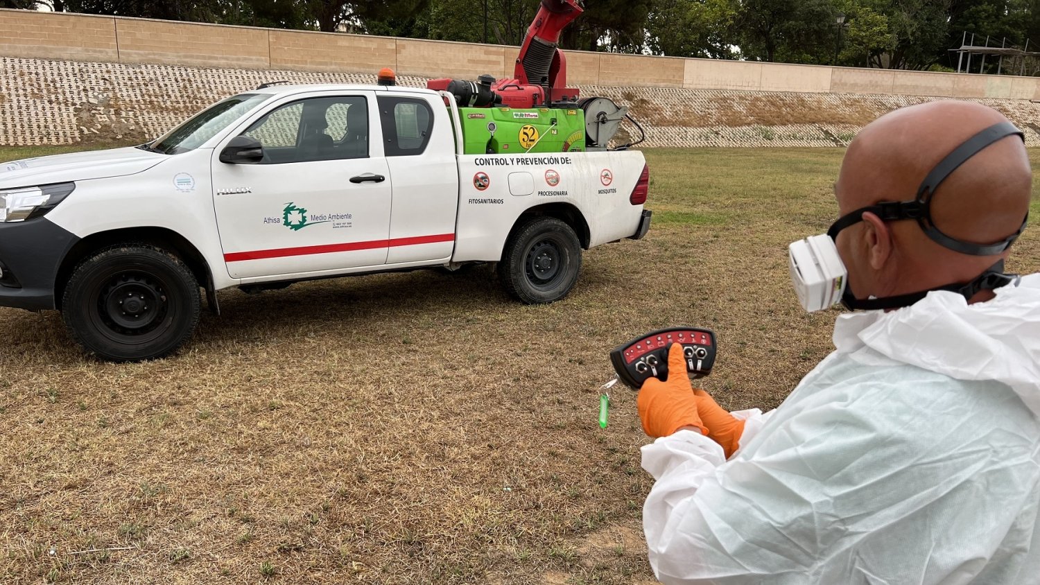 Fuengirola controla la presencia de mosquitos en las proximidades del río y los arroyos con un vehículo atomizador
