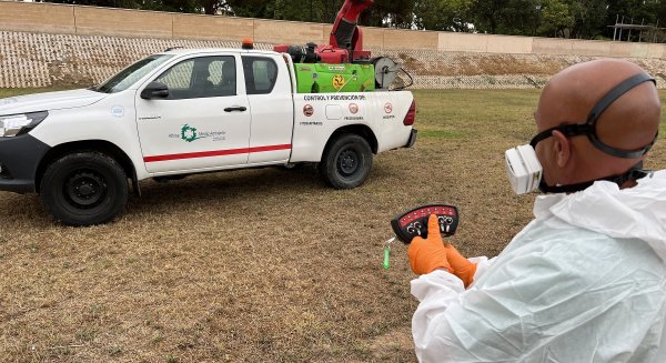 Fuengirola controla la presencia de mosquitos en las proximidades del río y los arroyos con un vehículo atomizador
