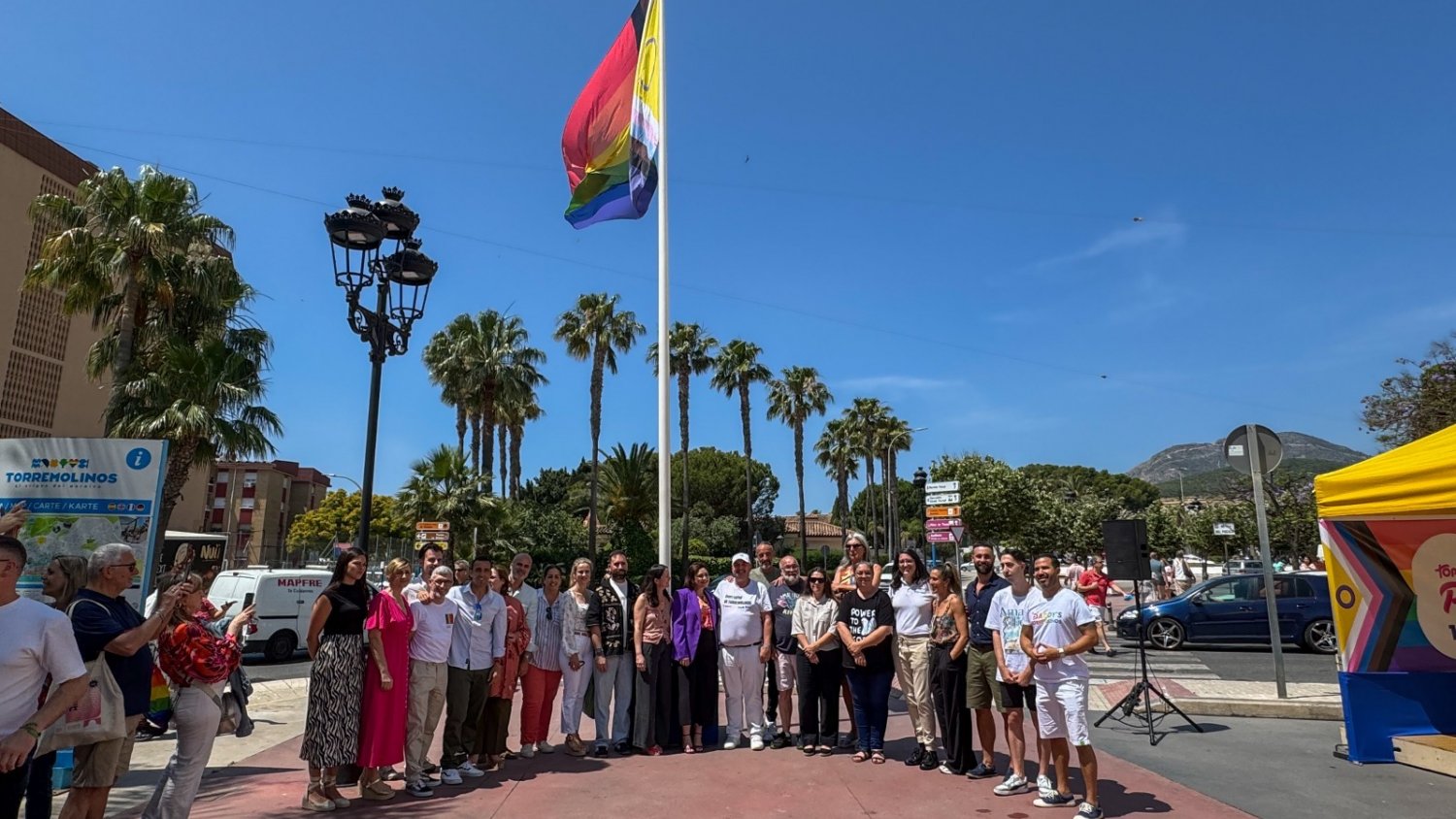 Arranca el Pride 2025 de Torremolinos con el despliegue de la bandera arcoíris