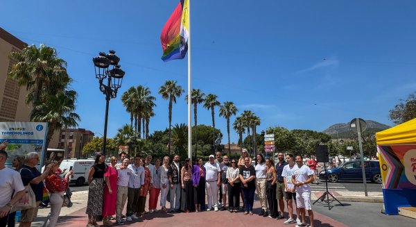 Arranca el Pride 2025 de Torremolinos con el despliegue de la bandera arcoíris