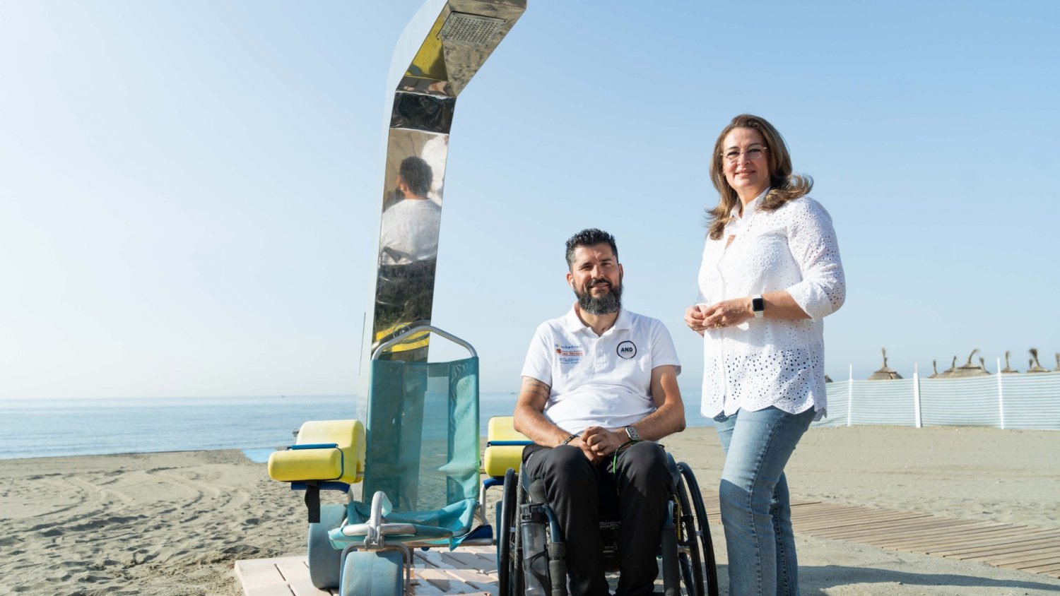 Estepona abre la temporada de playas con nuevas duchas para personas con movilidad reducida