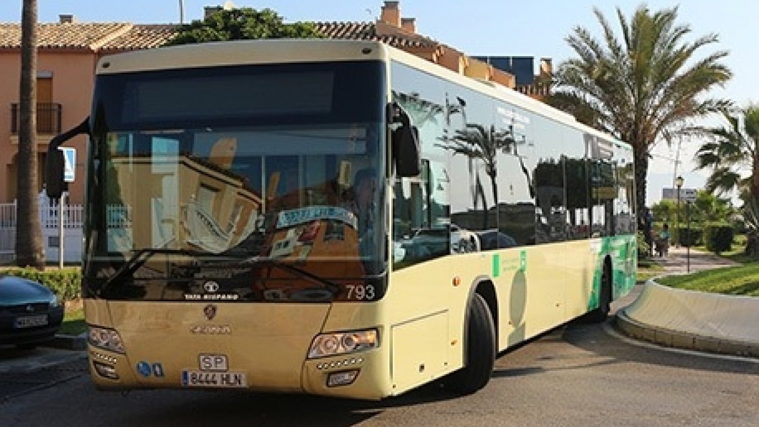 Un autobús lanzadera unirá el Centro Cultural y La Carihuela para facilitar el aparcamiento