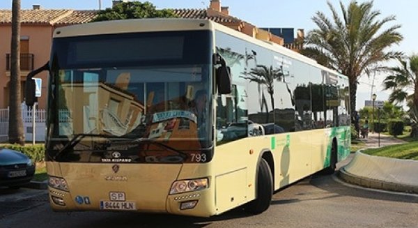 Un autobús lanzadera unirá el Centro Cultural y La Carihuela para facilitar el aparcamiento