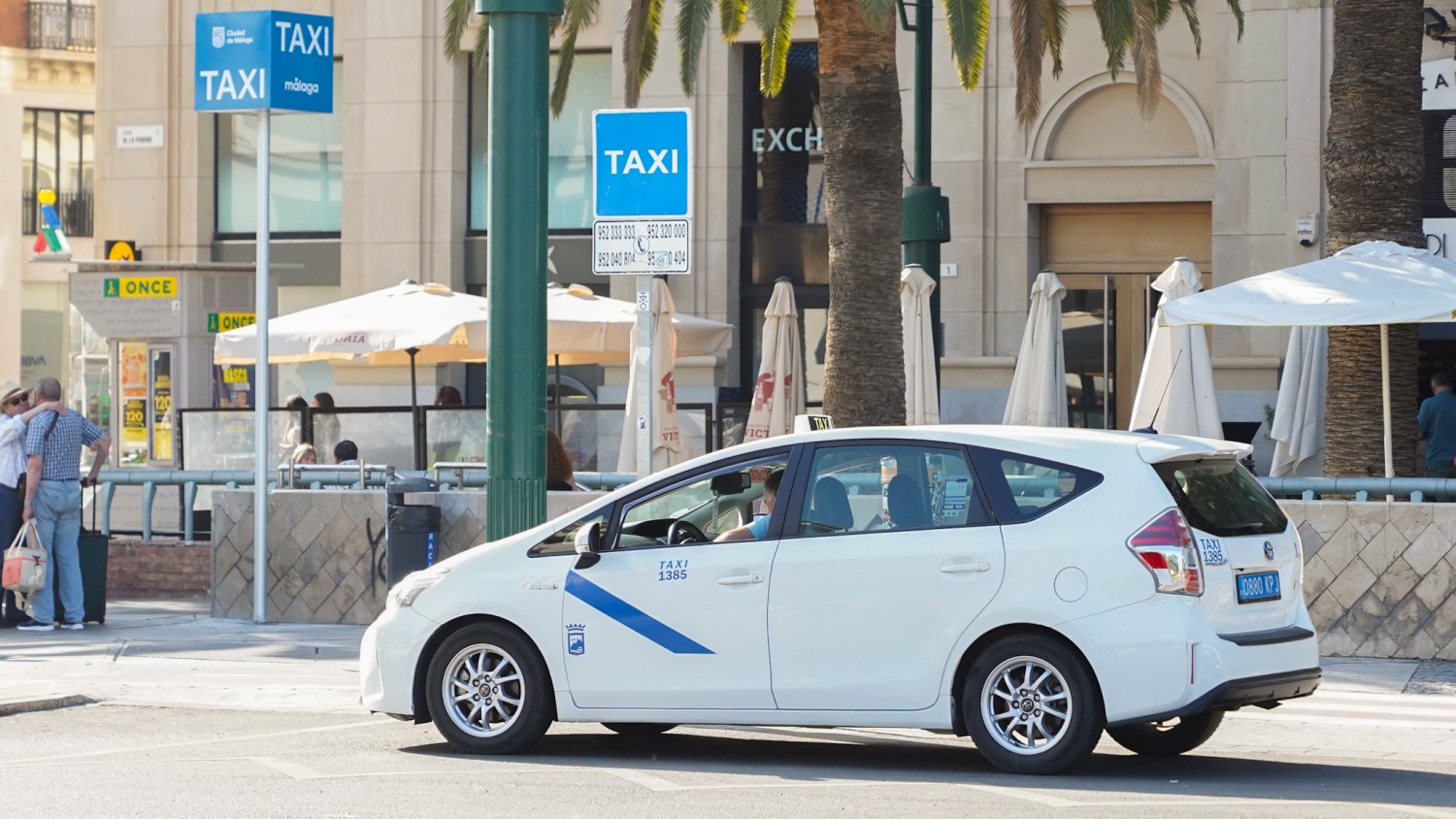 El Ayuntamiento renueva la señalización de 13 paradas de taxi de la ciudad