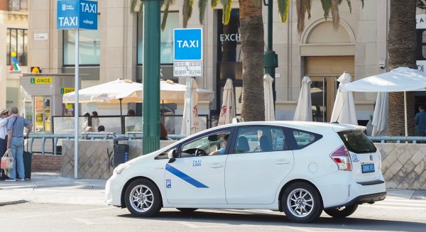 El Ayuntamiento renueva la señalización de 13 paradas de taxi de la ciudad