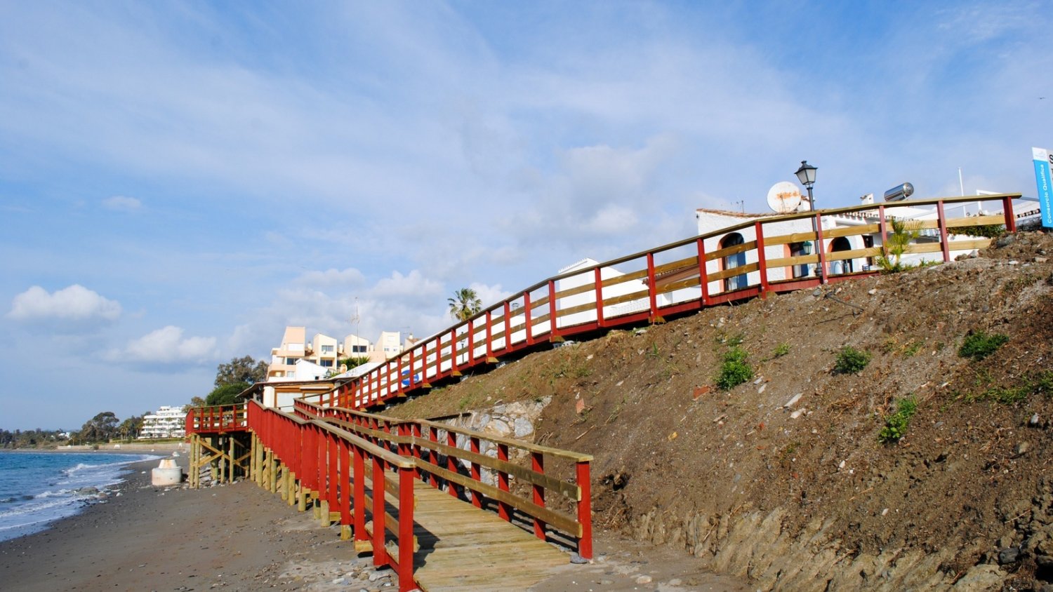 El Ayuntamiento de Estepona inicia los trámites para reparar el tramo del corredor litoral en Playa Bella afectado por los temporales