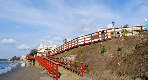 El Ayuntamiento de Estepona inicia los trámites para reparar el tramo del corredor litoral en Playa Bella afectado por los temporales