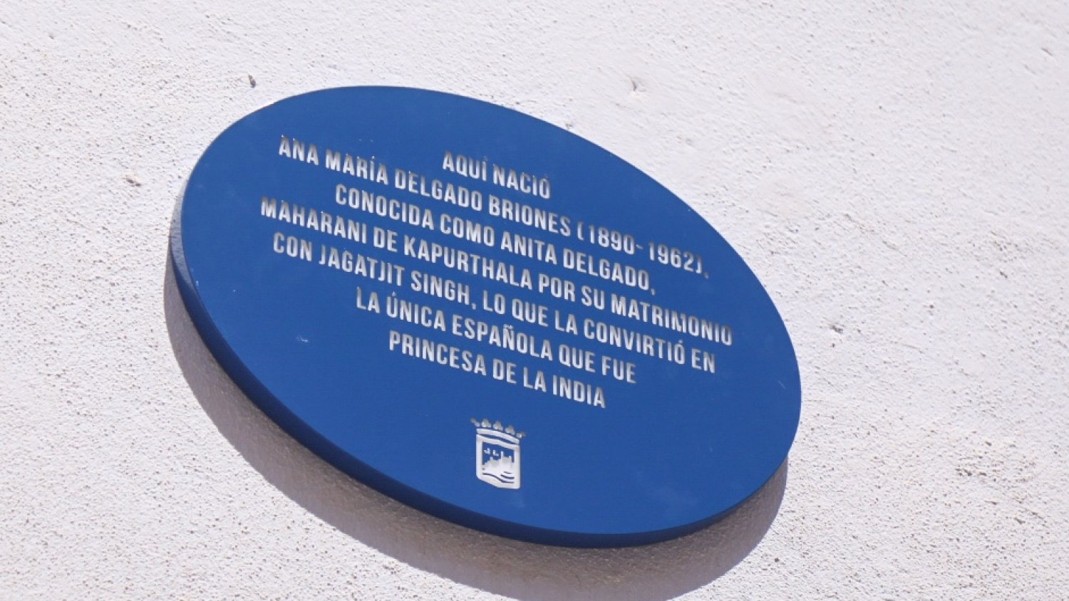 El Ayuntamiento homenajea con una placa del plan 'Málaga hace Historia' a la bailarina Anita Delgado