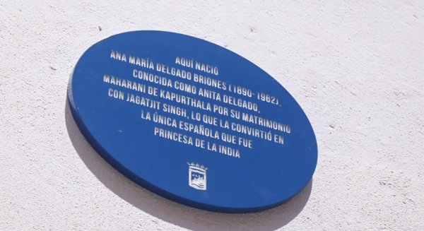El Ayuntamiento homenajea con una placa del plan 'Málaga hace Historia' a la bailarina Anita Delgado