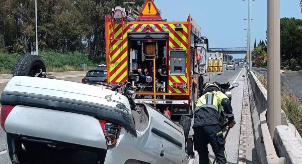 La A-7 de la Costa del Sol registró ayer un accidente de tráfico con una mujer herida y un incendio