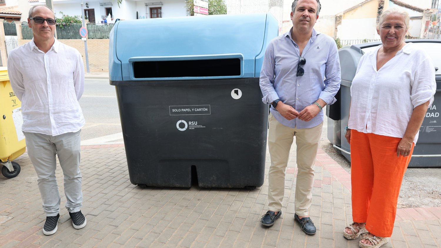 El municipio de Torrox cuenta con 80 nuevos contenedores para papel y cartón