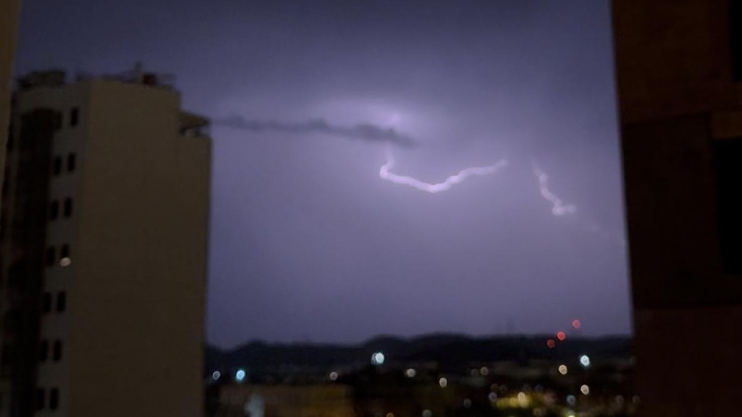 La tormenta de la noche del martes ha dejado en Málaga capital más de 1.242 rayos y más de veinte incidencias