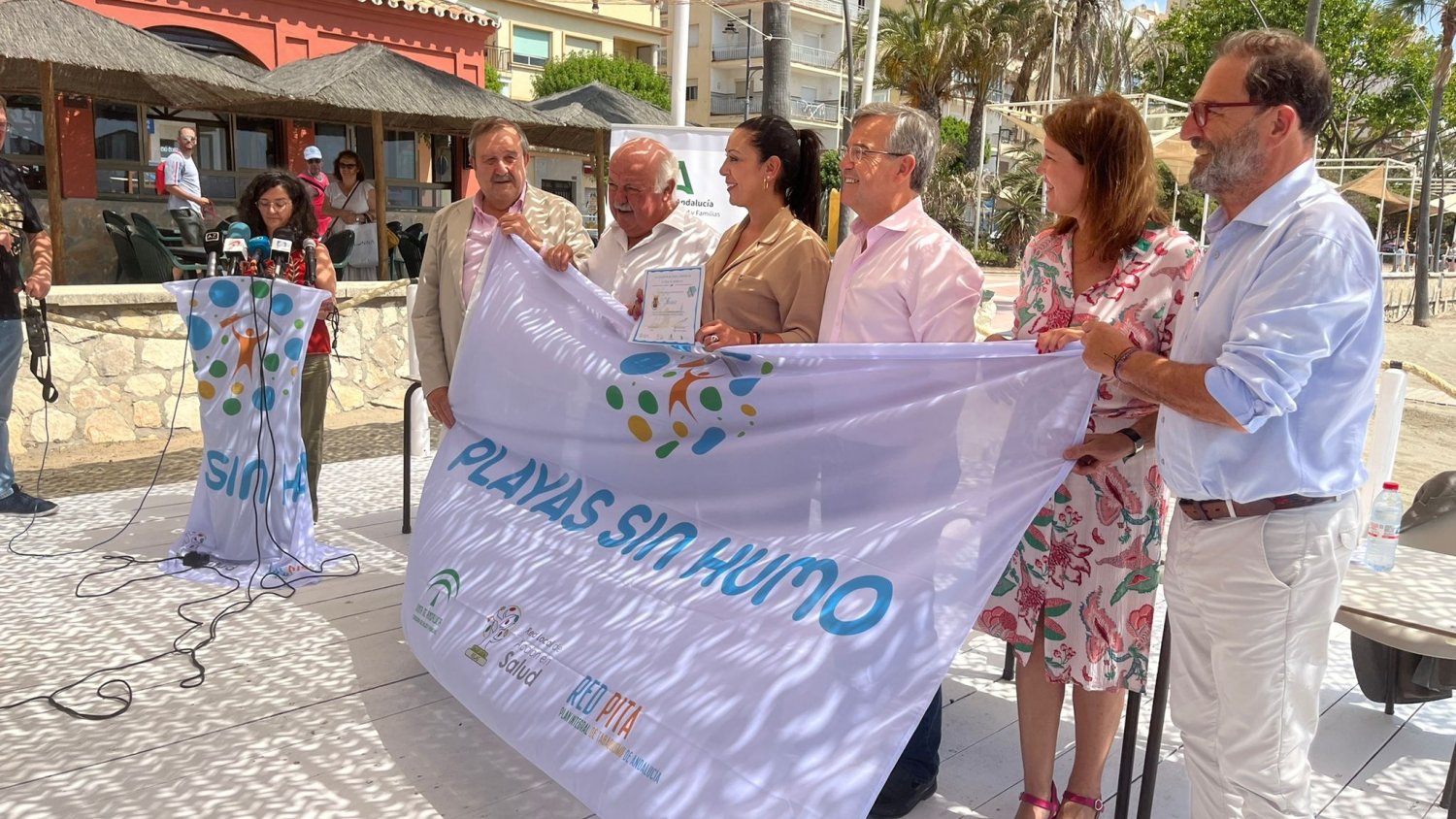 Andalucía amplía su red de espacios sin humo  en playas y piscinas