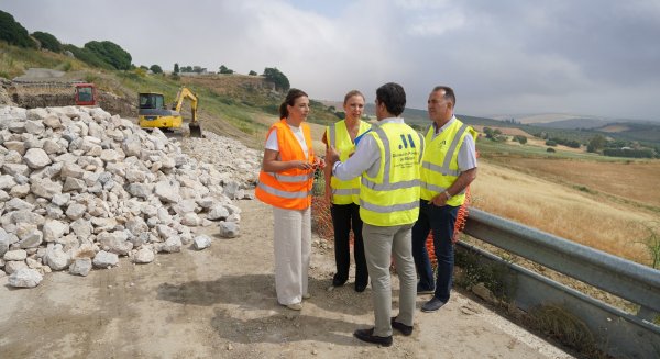 La Diputación invierte 300.000 euros en las obras para reabrir al tráfico la carretera de acceso a Acinipo