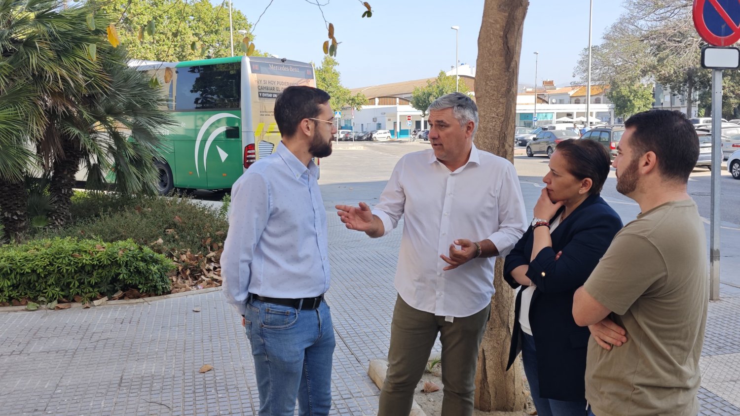 El PSOE reivindica a la Junta de Andalucía mejoras del servicio del autobús en la Axarquía 