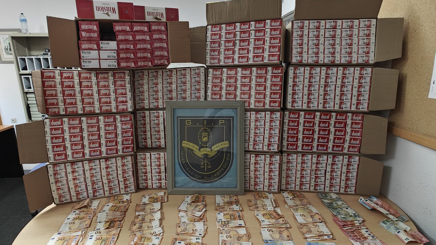 Intervenidos en Málaga 4.000 cajetillas de tabaco de contrabando y 7.530 euros en efectivo en pleno intercambio en una explanada de aparcamientos