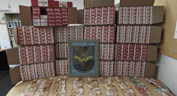 Intervenidos en Málaga 4.000 cajetillas de tabaco de contrabando y 7.530 euros en efectivo en pleno intercambio en una explanada de aparcamientos