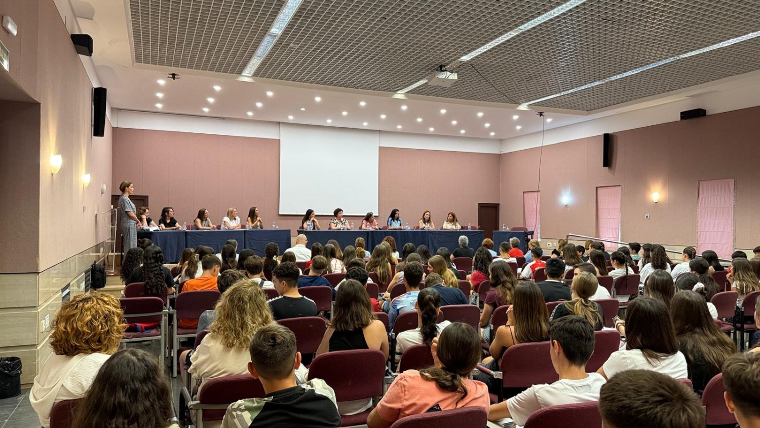 La Diputación financia un proyecto para fomentar el autoempleo entre las mujeres jóvenes de los municipios del interior